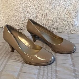 Rounded toe nude heel size 6.5